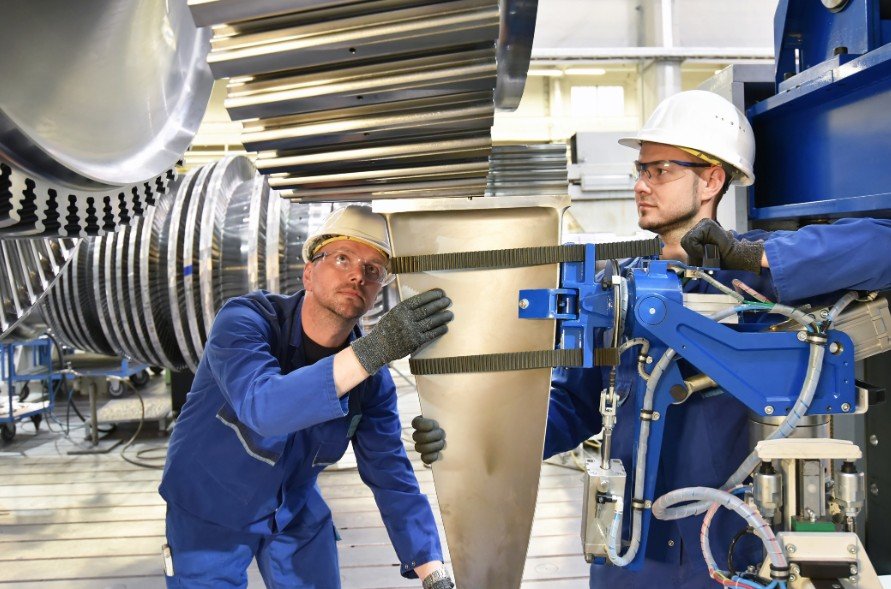 Manufacturing vs. Mechanical Engineering: Key Differences, Careers, and Skills